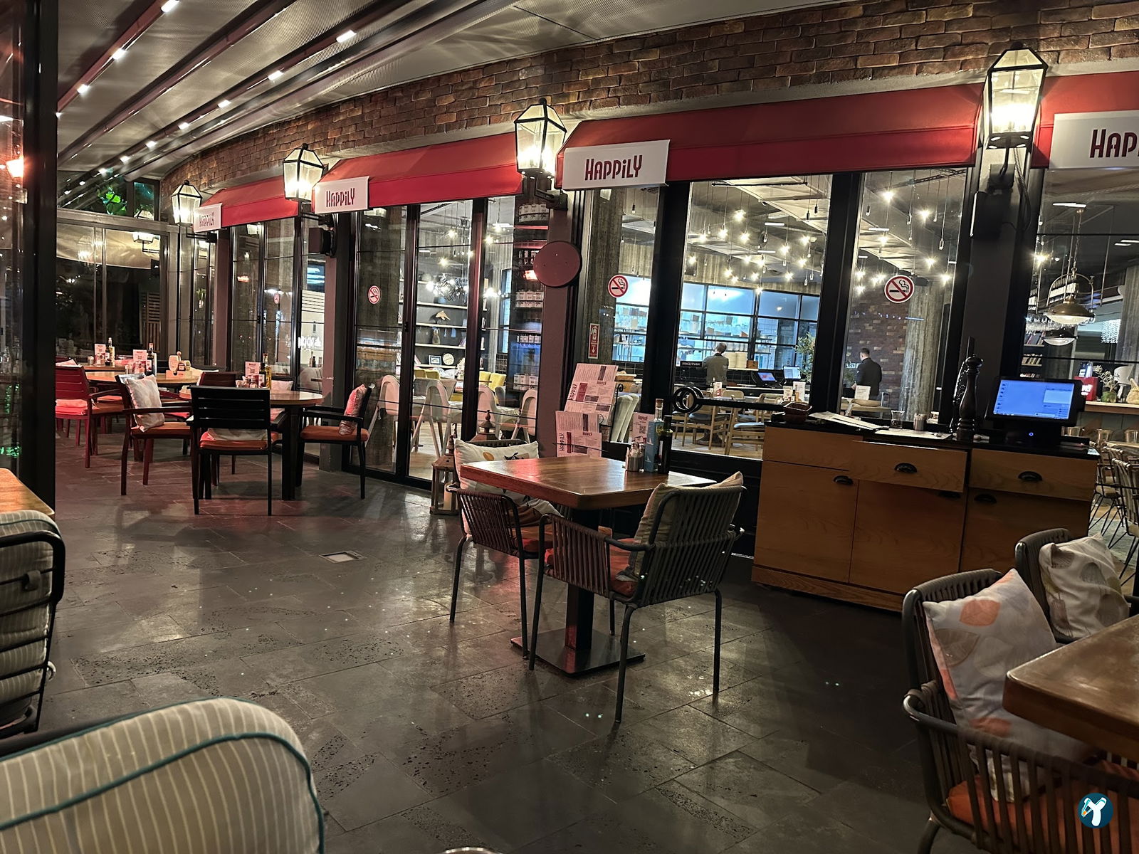Happily Cafe & Bistro