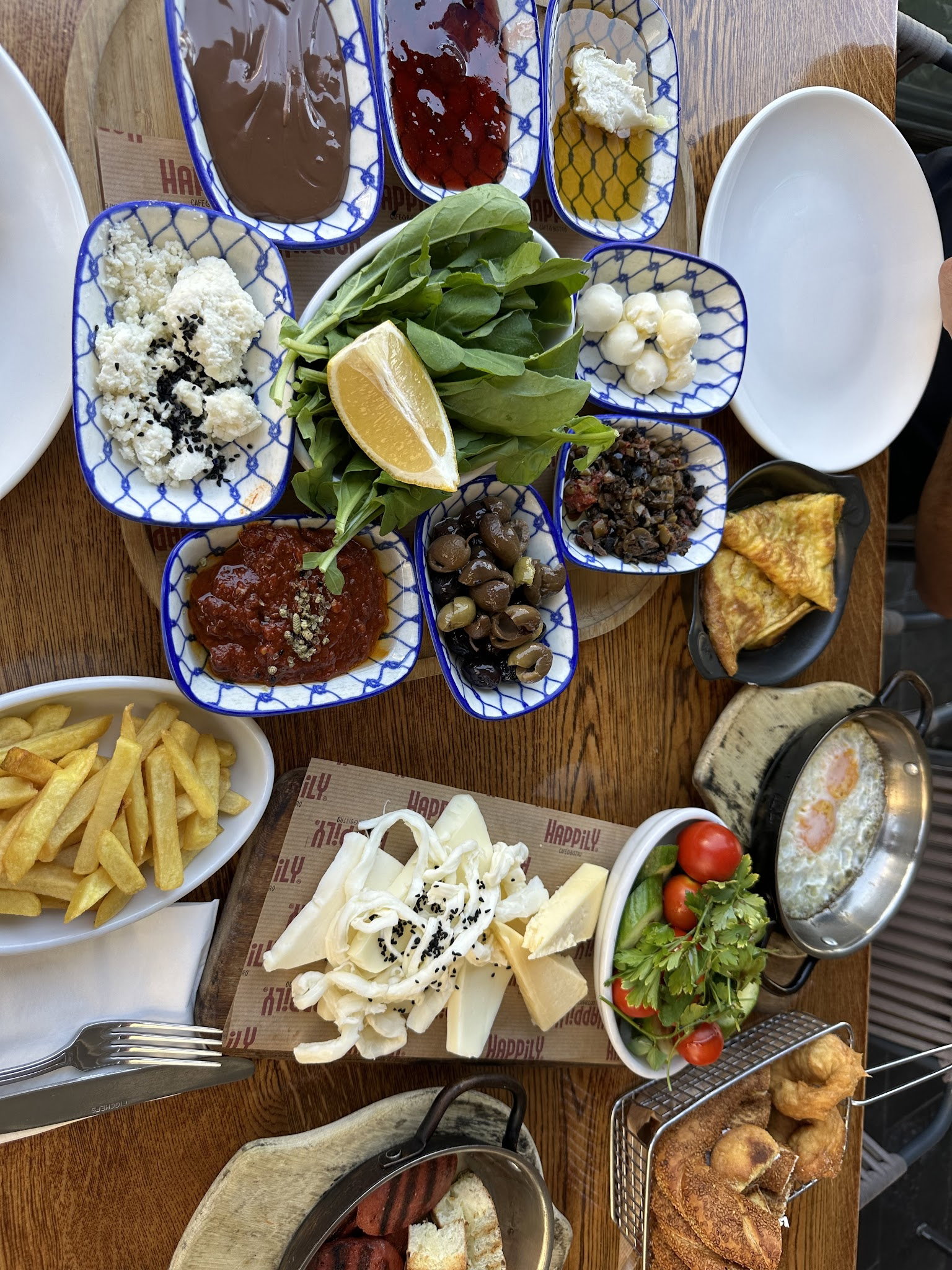 Happily Cafe & Bistro