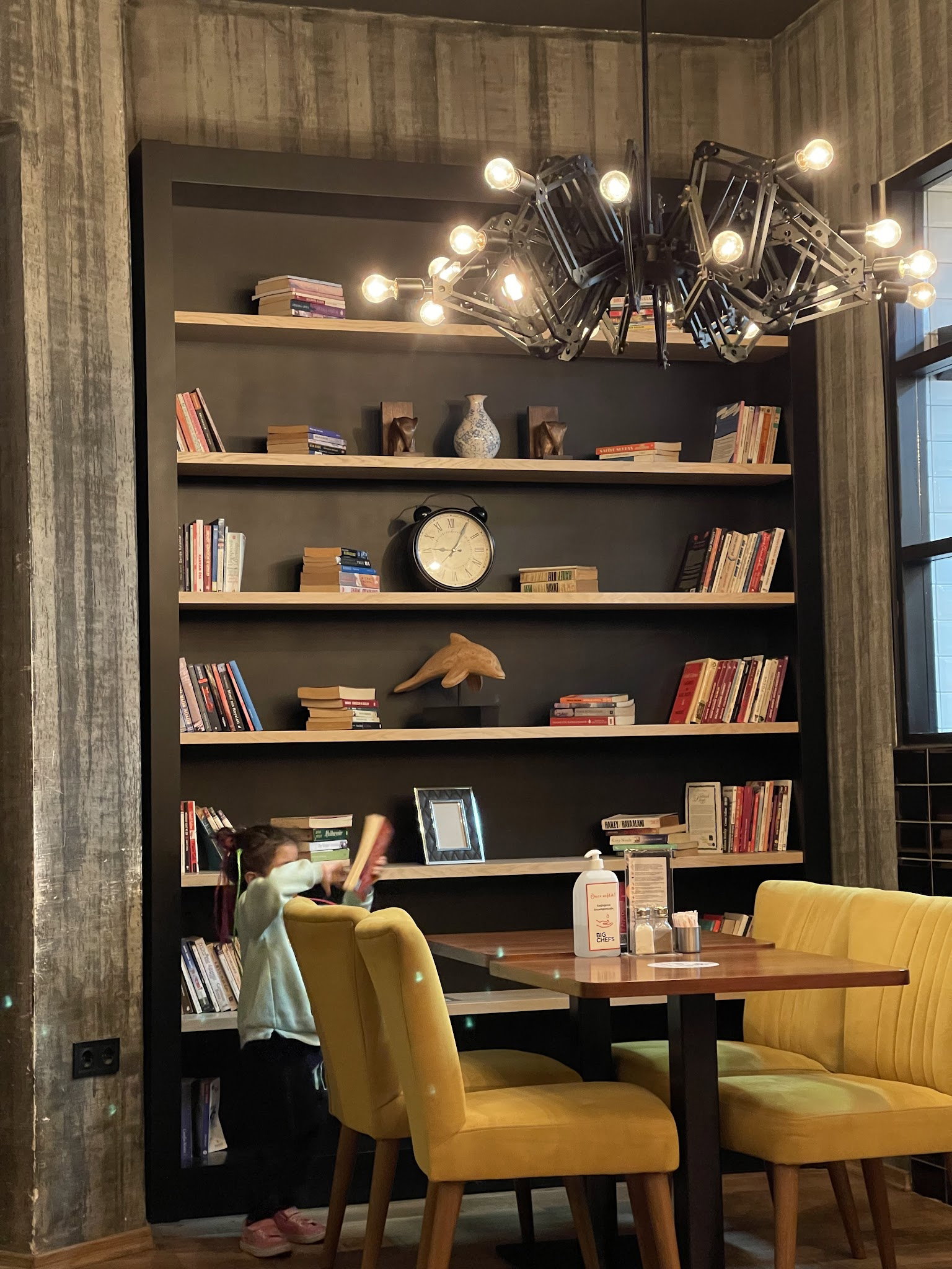 Happily Cafe & Bistro