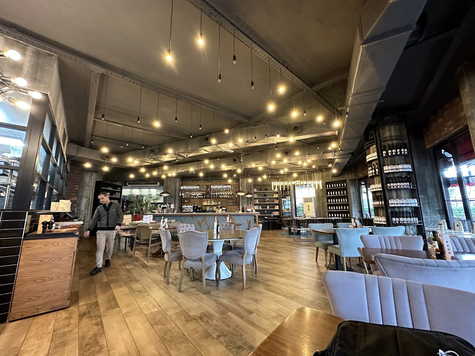 Happily Cafe & Bistro