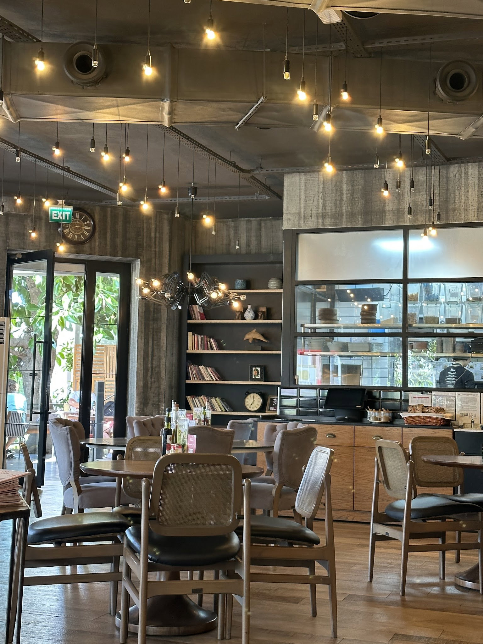 Happily Cafe & Bistro