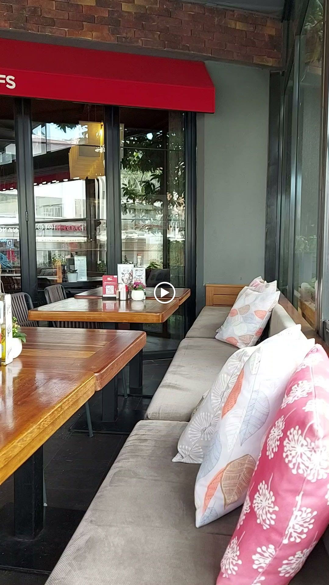 Happily Cafe & Bistro