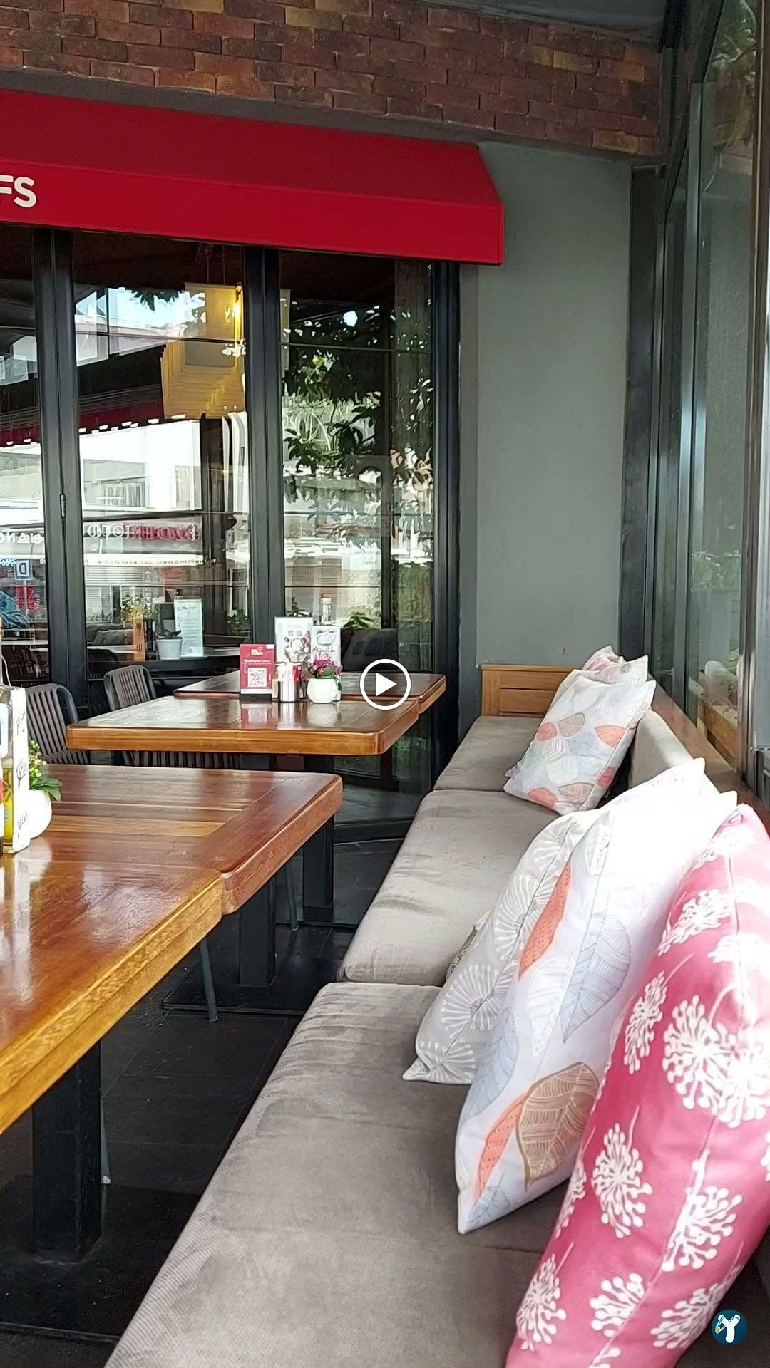 Happily Cafe & Bistro