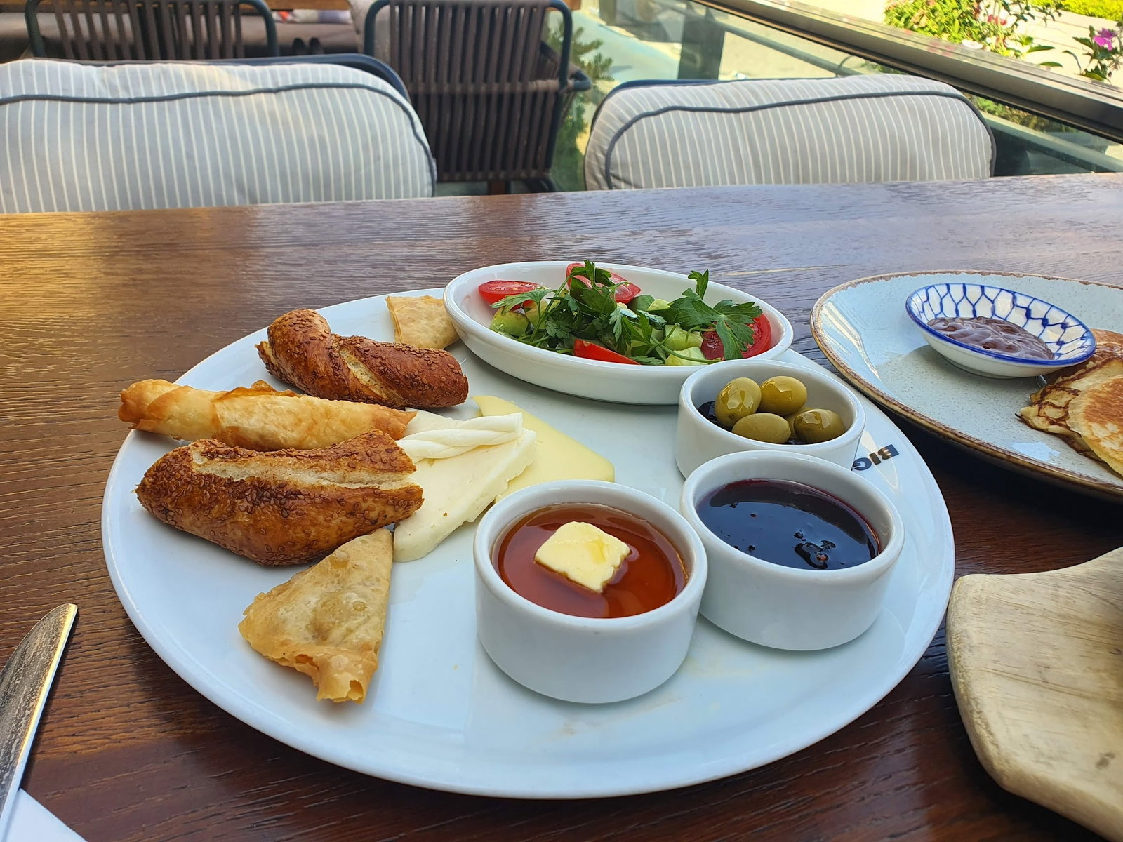 Happily Cafe & Bistro