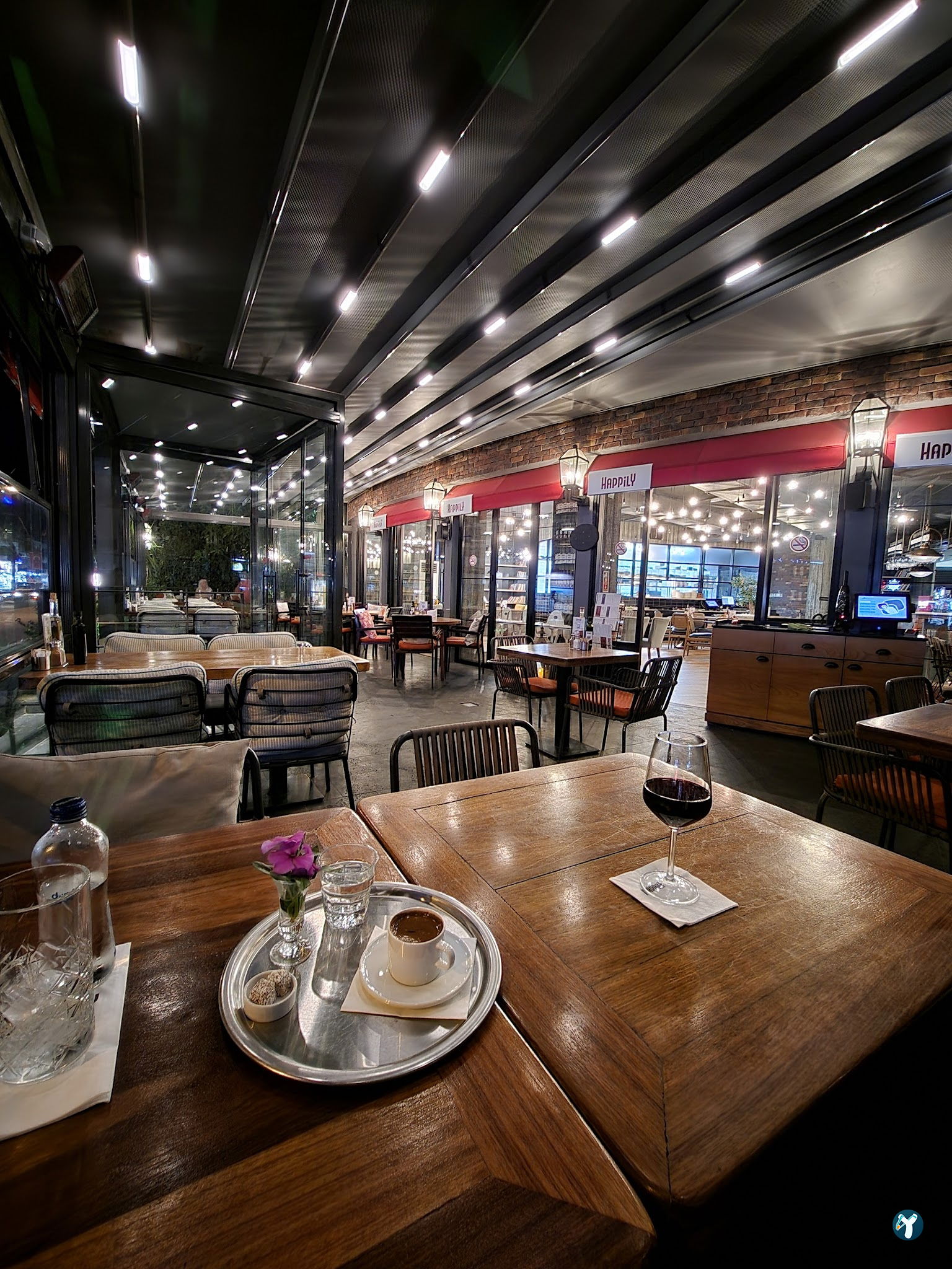 Happily Cafe & Bistro