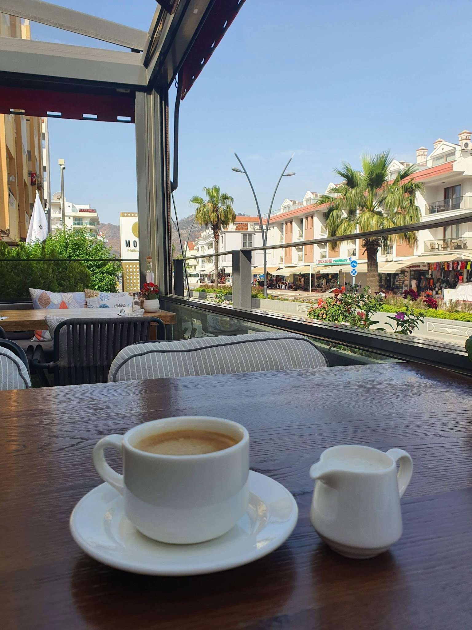 Happily Cafe & Bistro