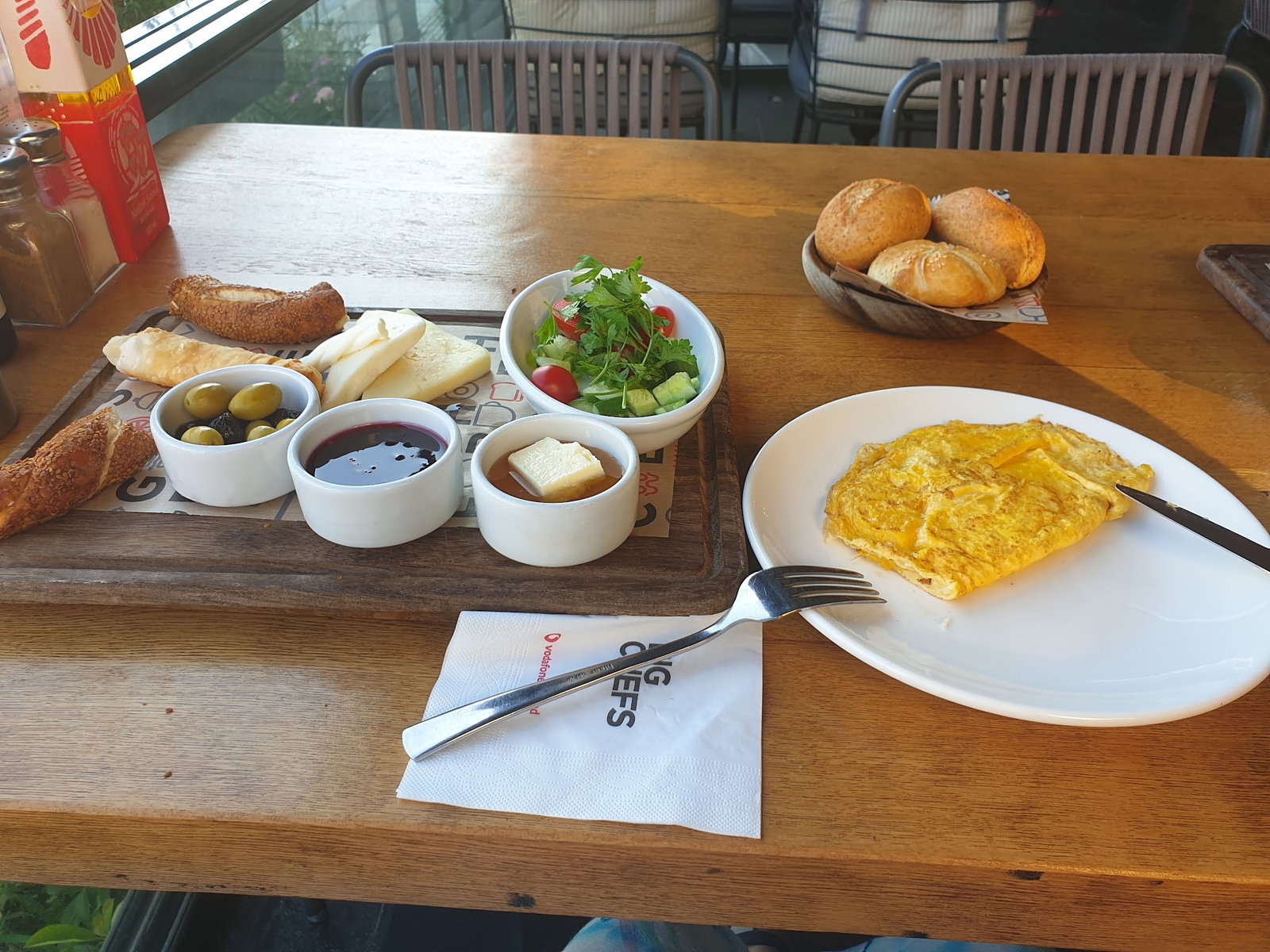 Happily Cafe & Bistro