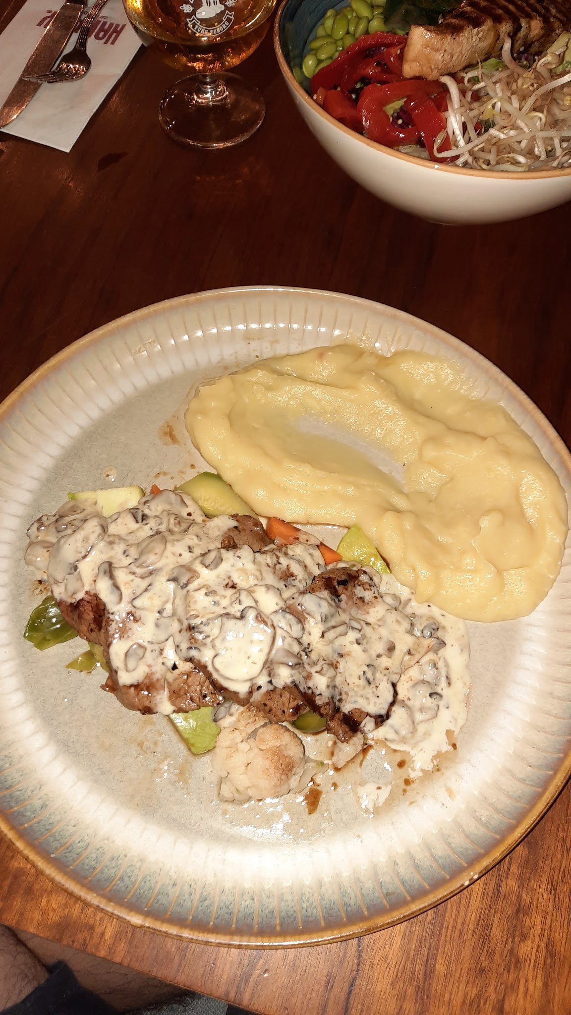 Happily Cafe & Bistro