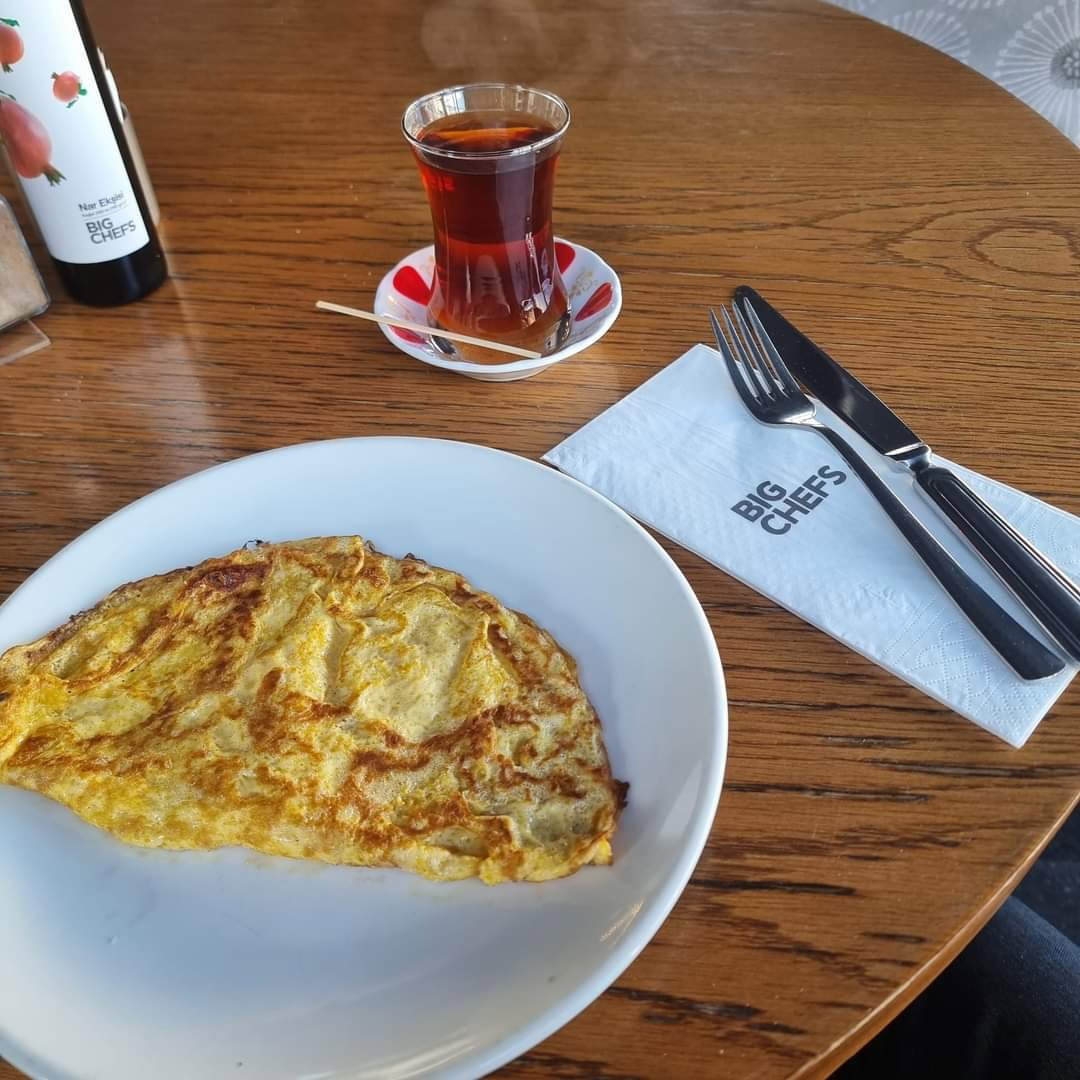 Happily Cafe & Bistro