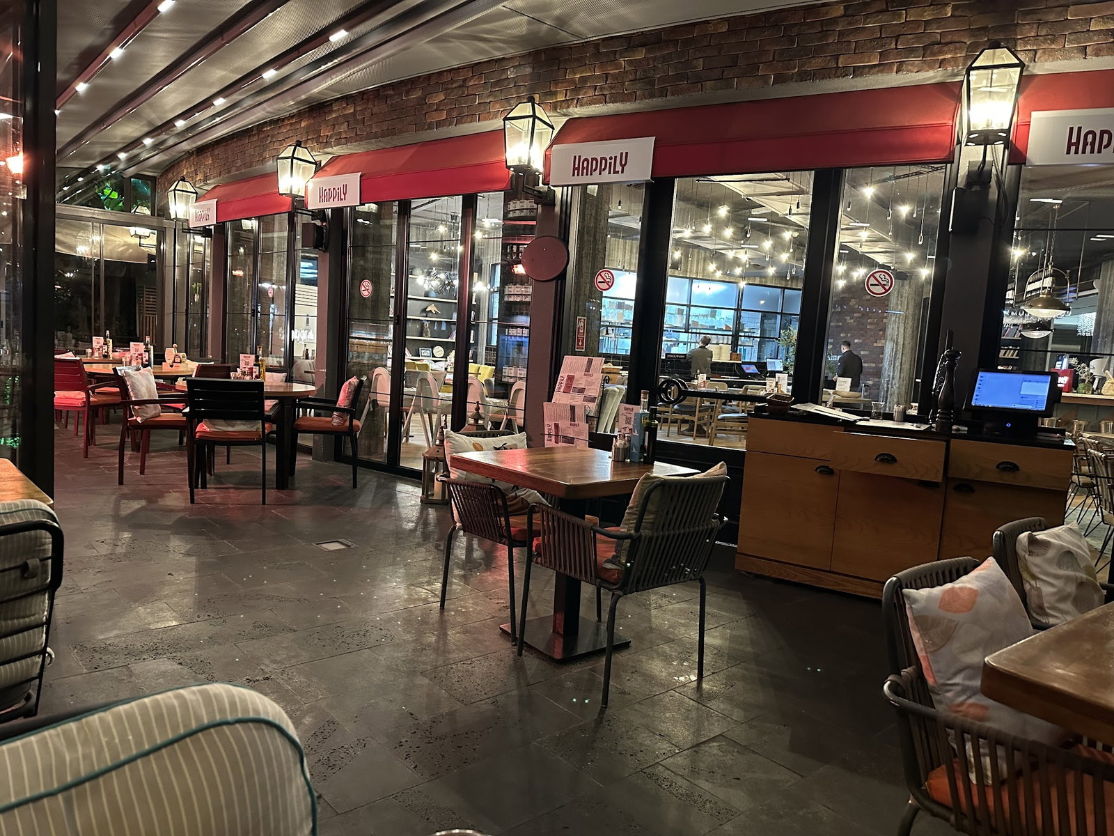 Happily Cafe & Bistro