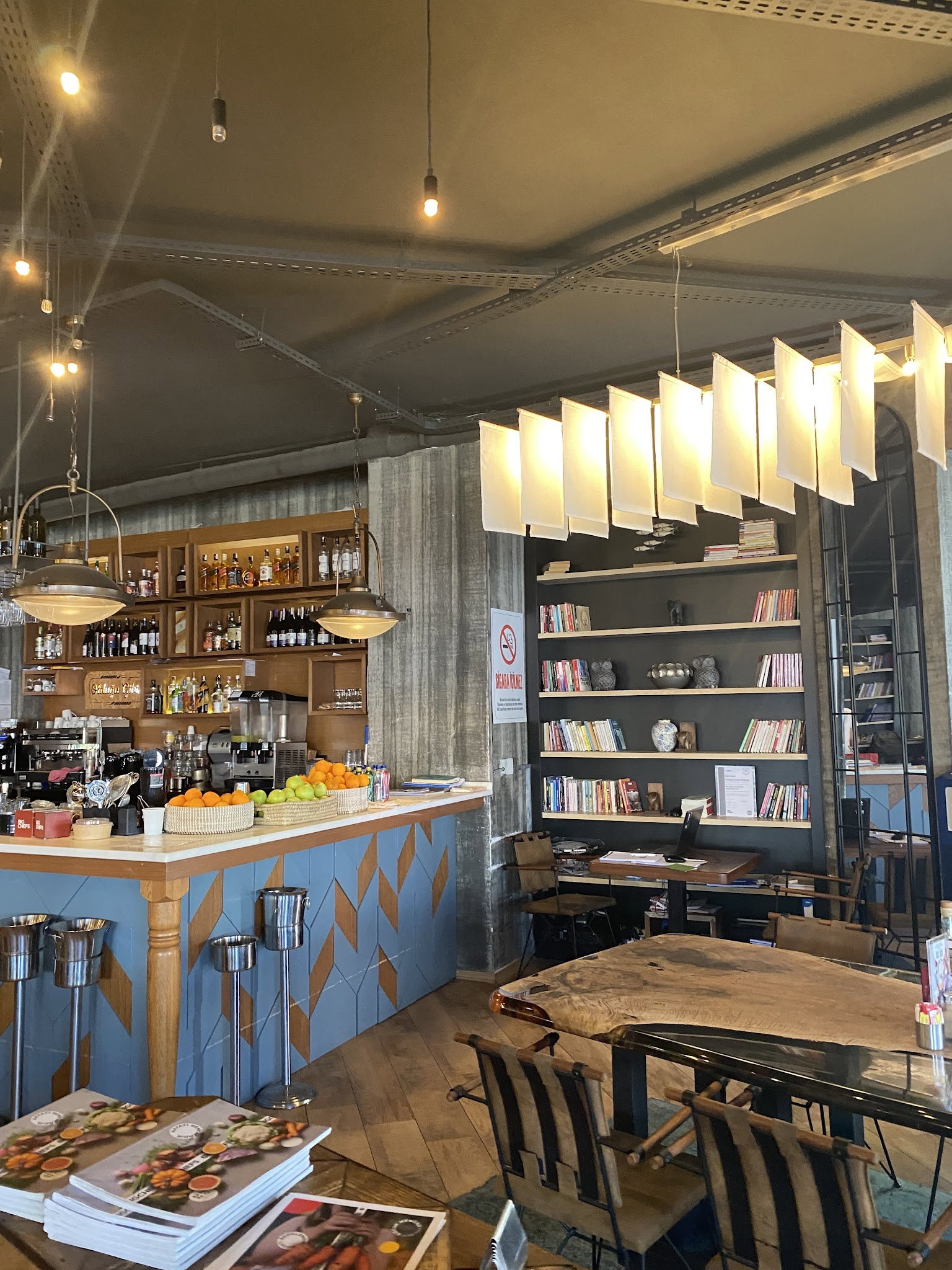 Happily Cafe & Bistro