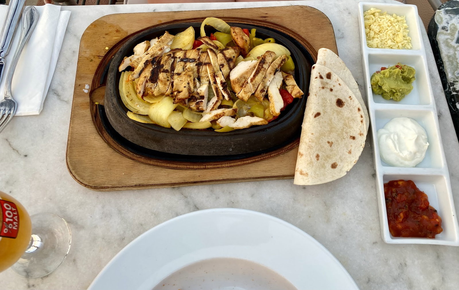 Happily Cafe & Bistro