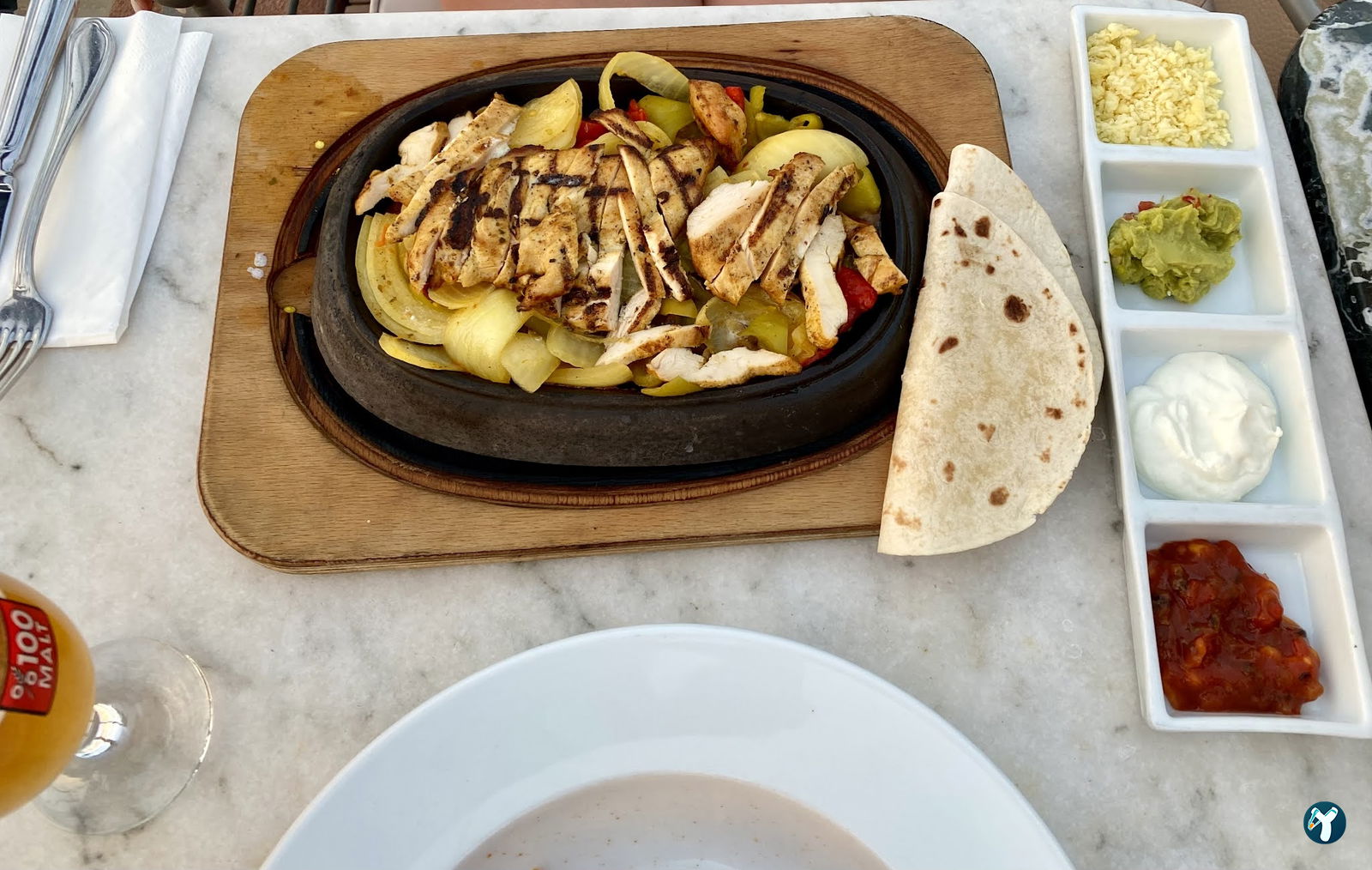 Happily Cafe & Bistro