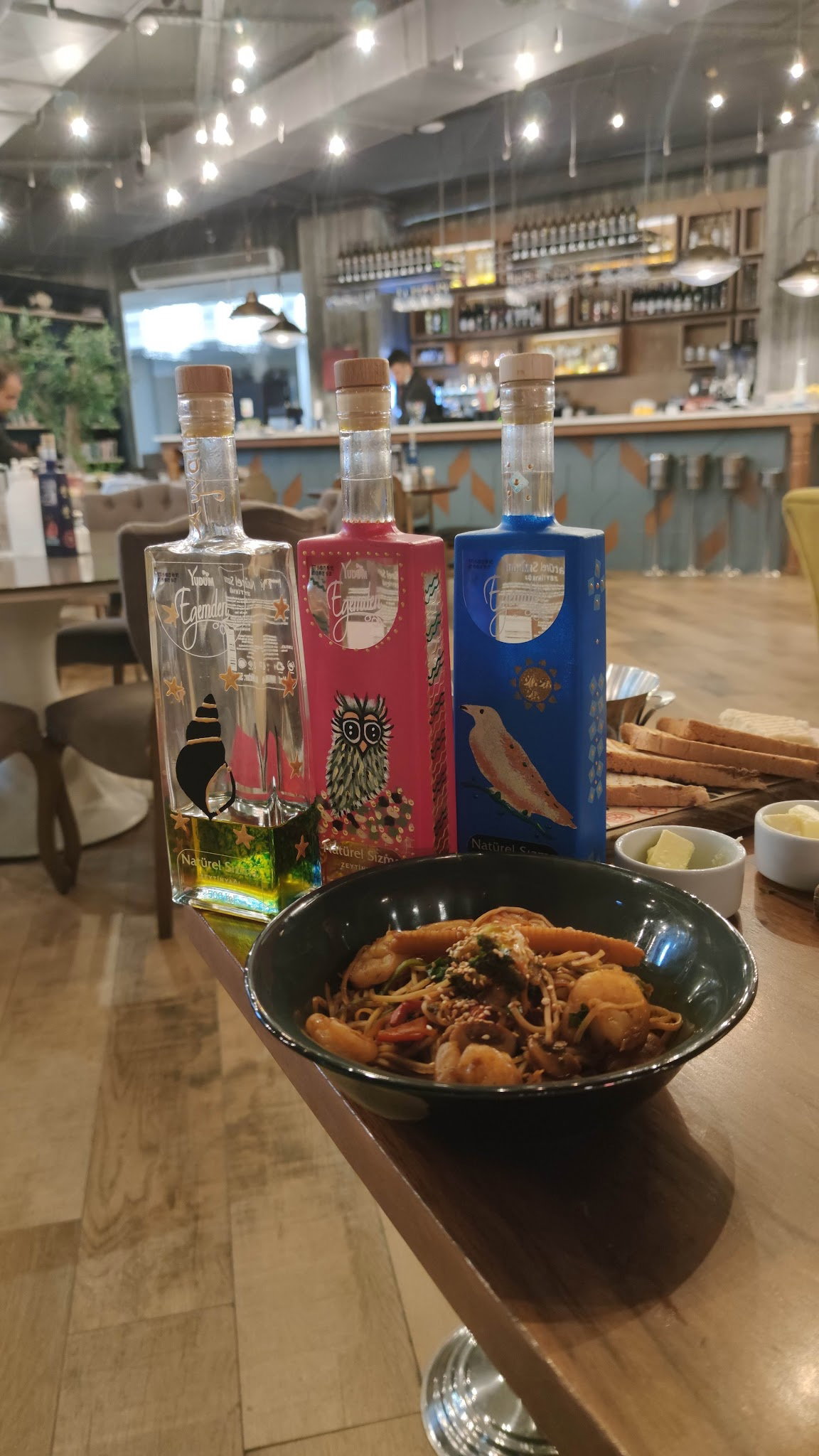 Happily Cafe & Bistro