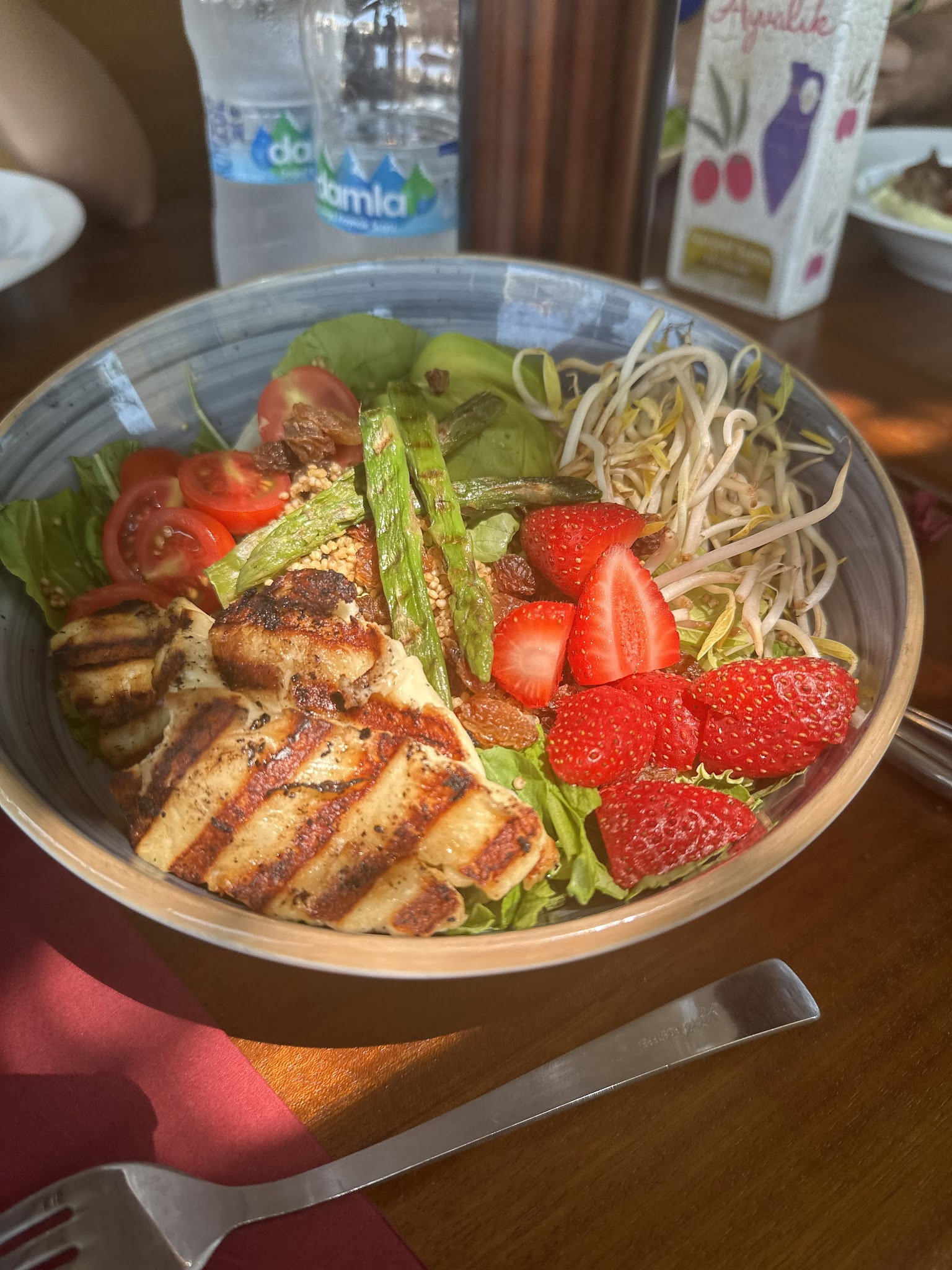 Happily Cafe & Bistro