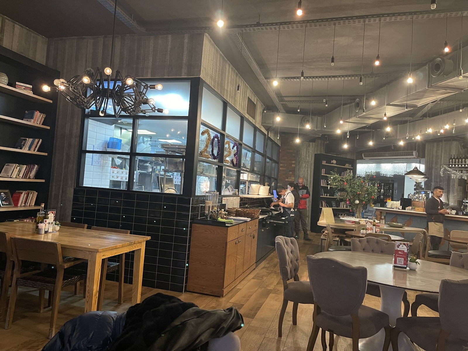 Happily Cafe & Bistro