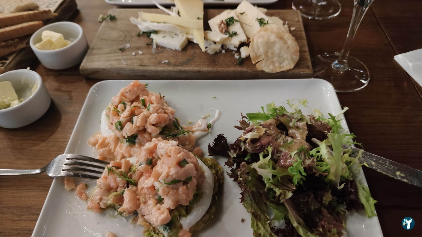 Happily Cafe & Bistro