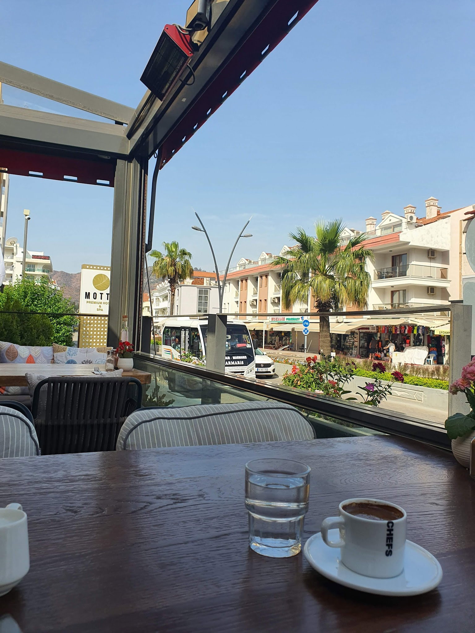 Happily Cafe & Bistro