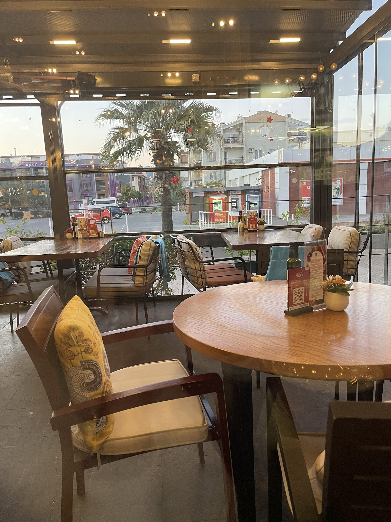 Happily Cafe & Bistro