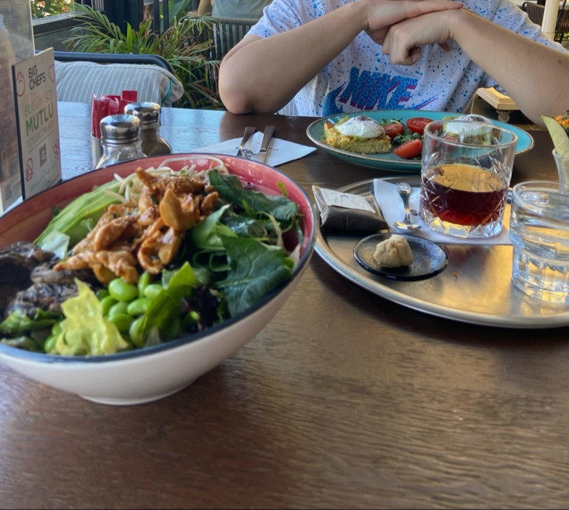 Happily Cafe & Bistro