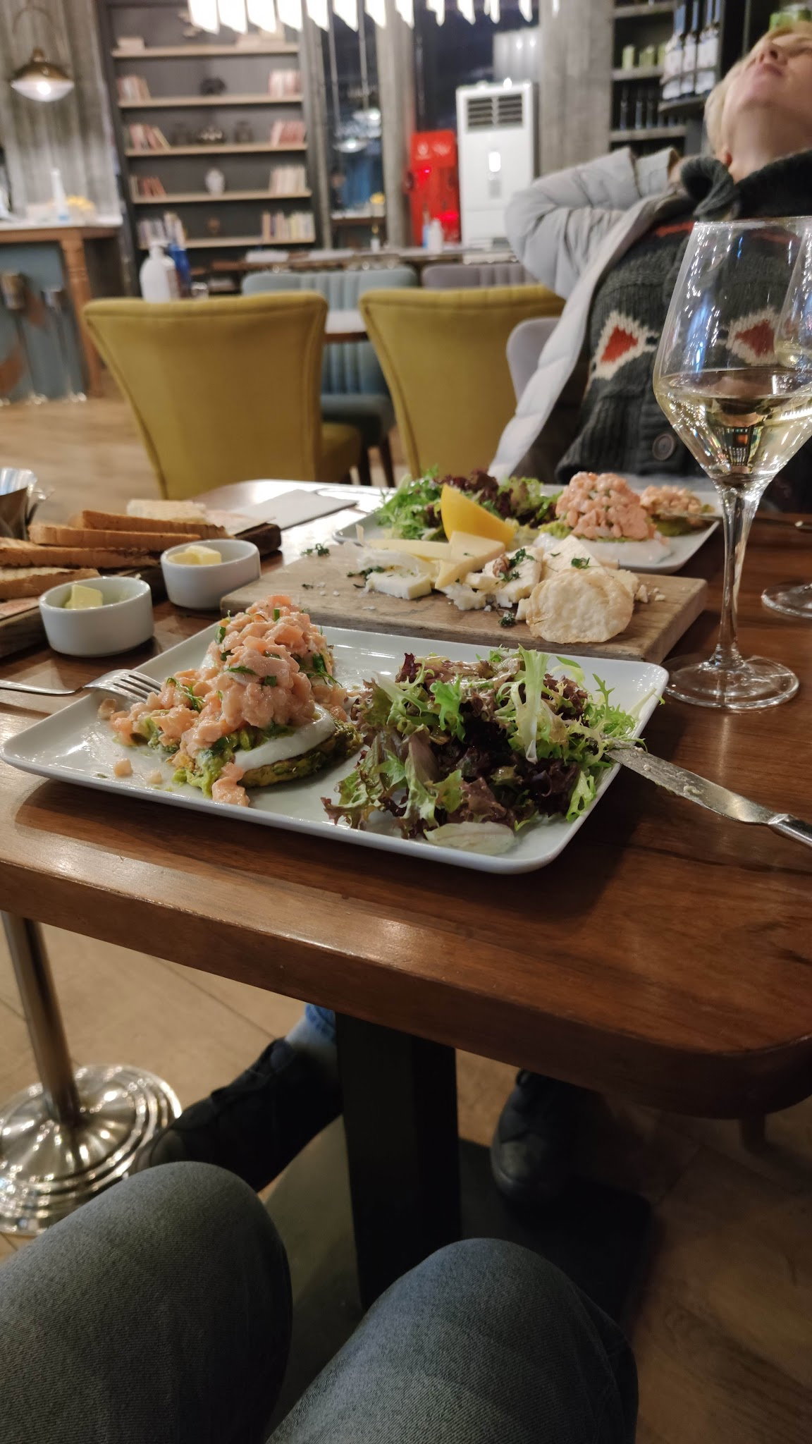 Happily Cafe & Bistro