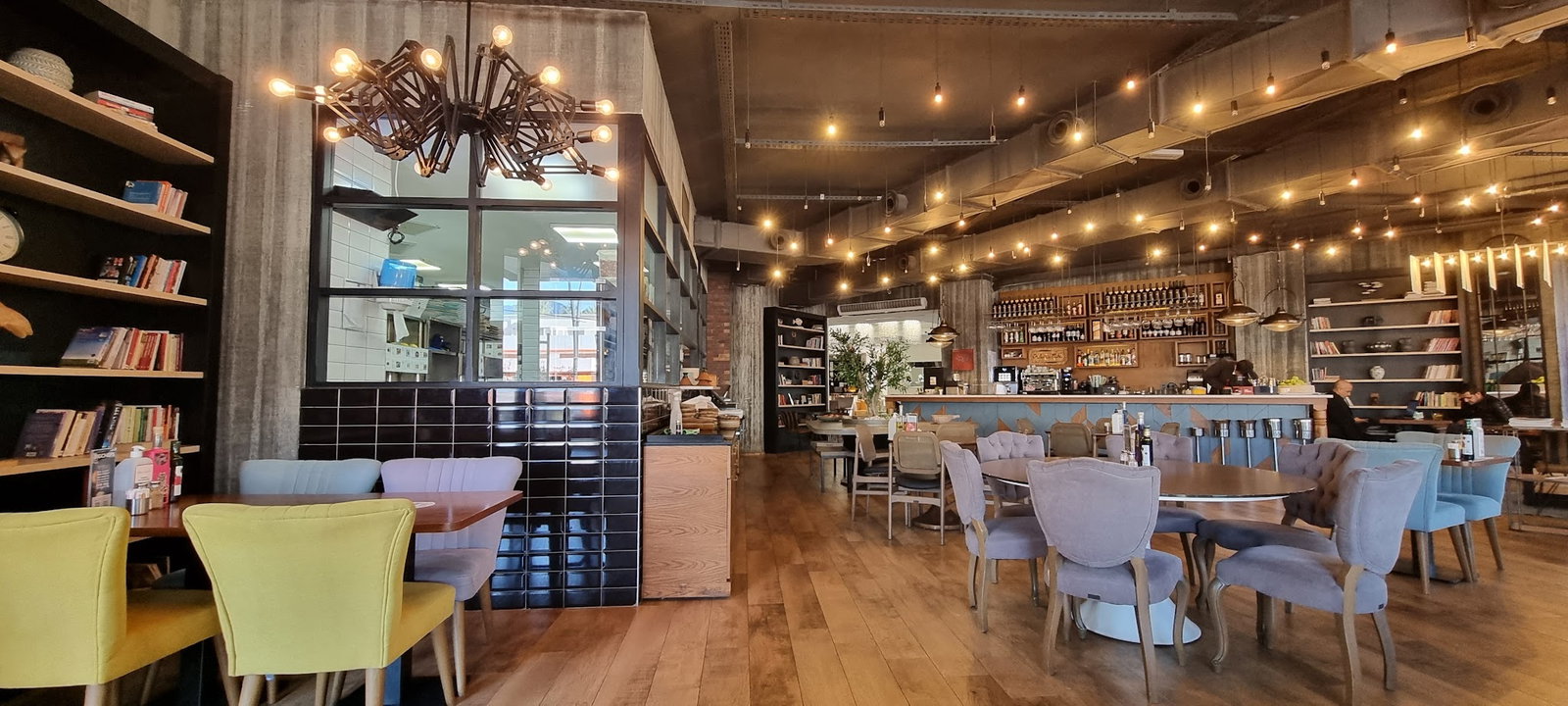 Happily Cafe & Bistro