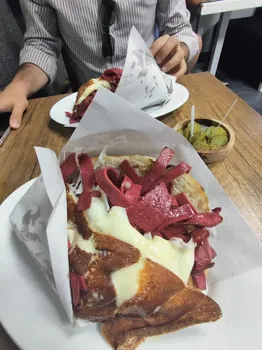 İzmir Kömürde Sandviç Temel Reis resimleri