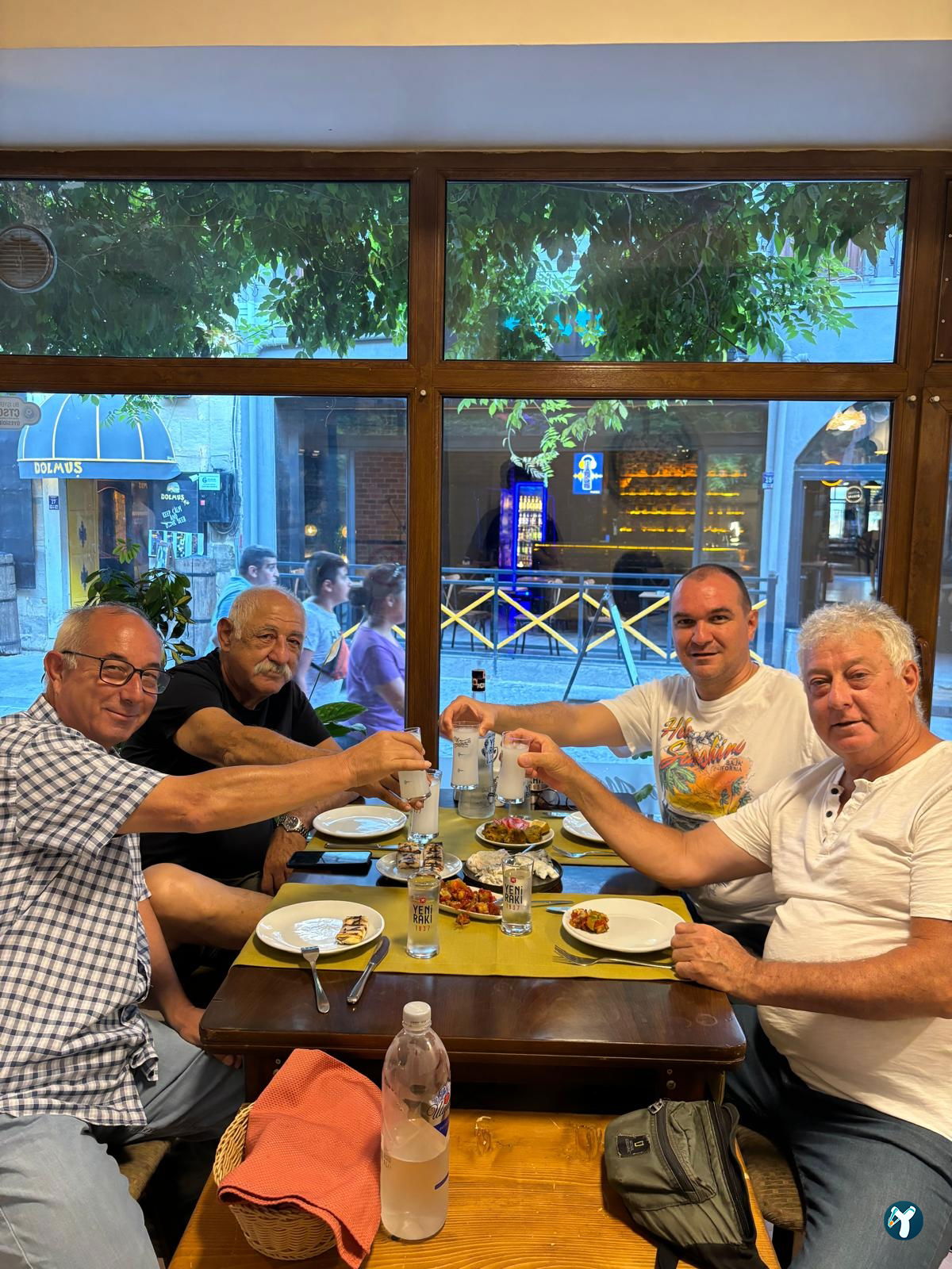 Mor Salkım Meyhanesi
