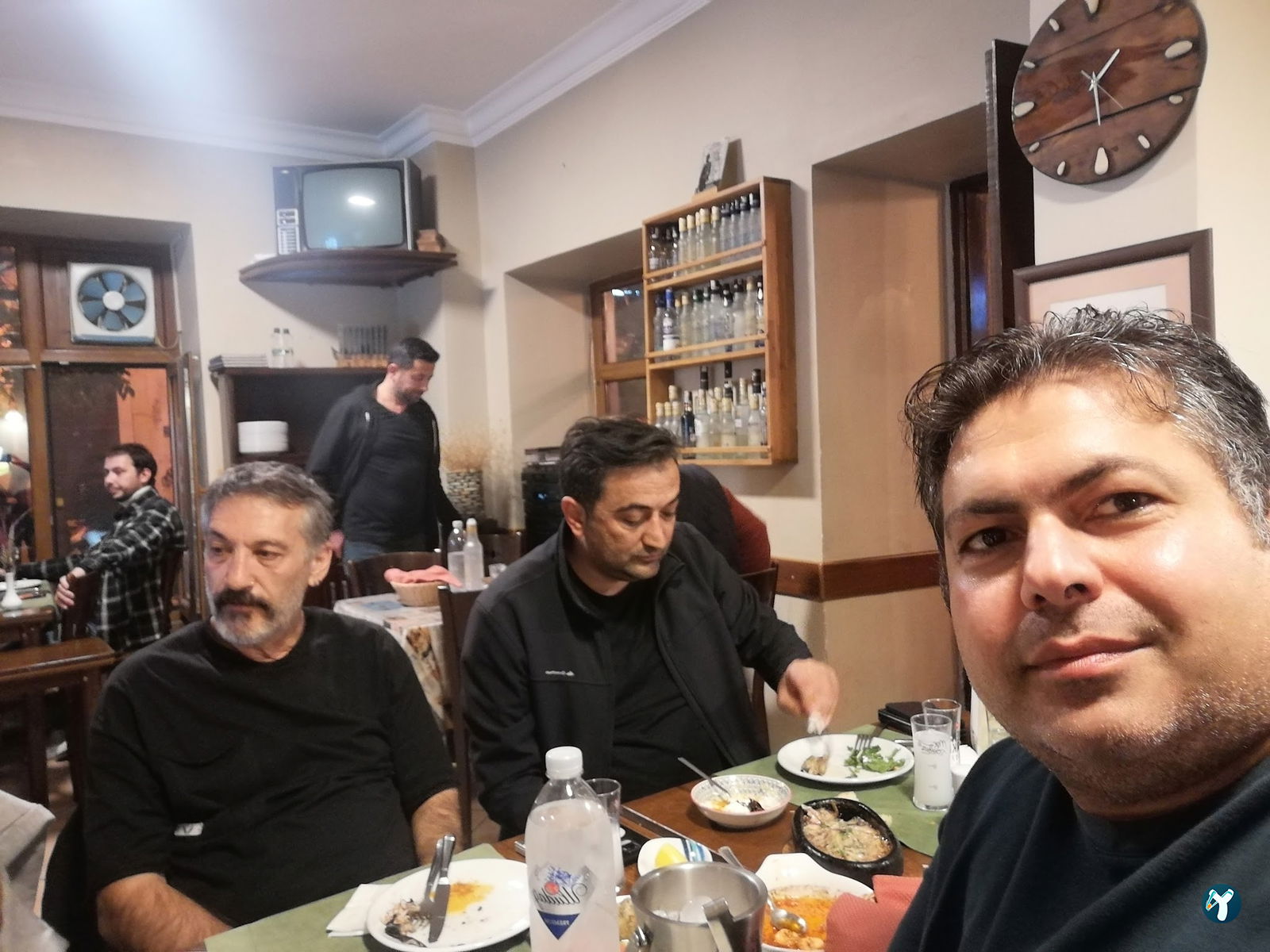 Mor Salkım Meyhanesi