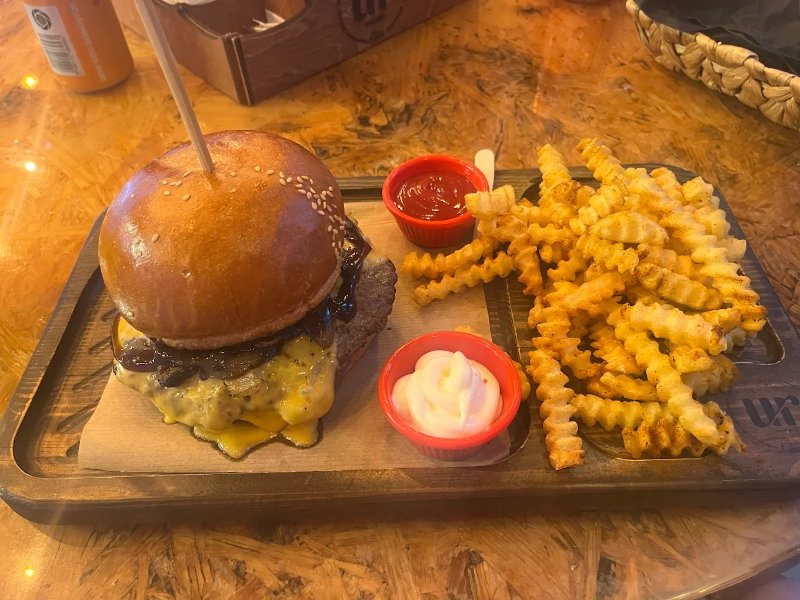 By Uluç Reis  Steak Burger Drinks