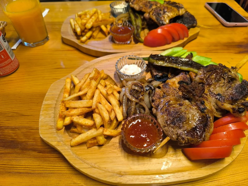 By Uluç Reis  Steak Burger Drinks