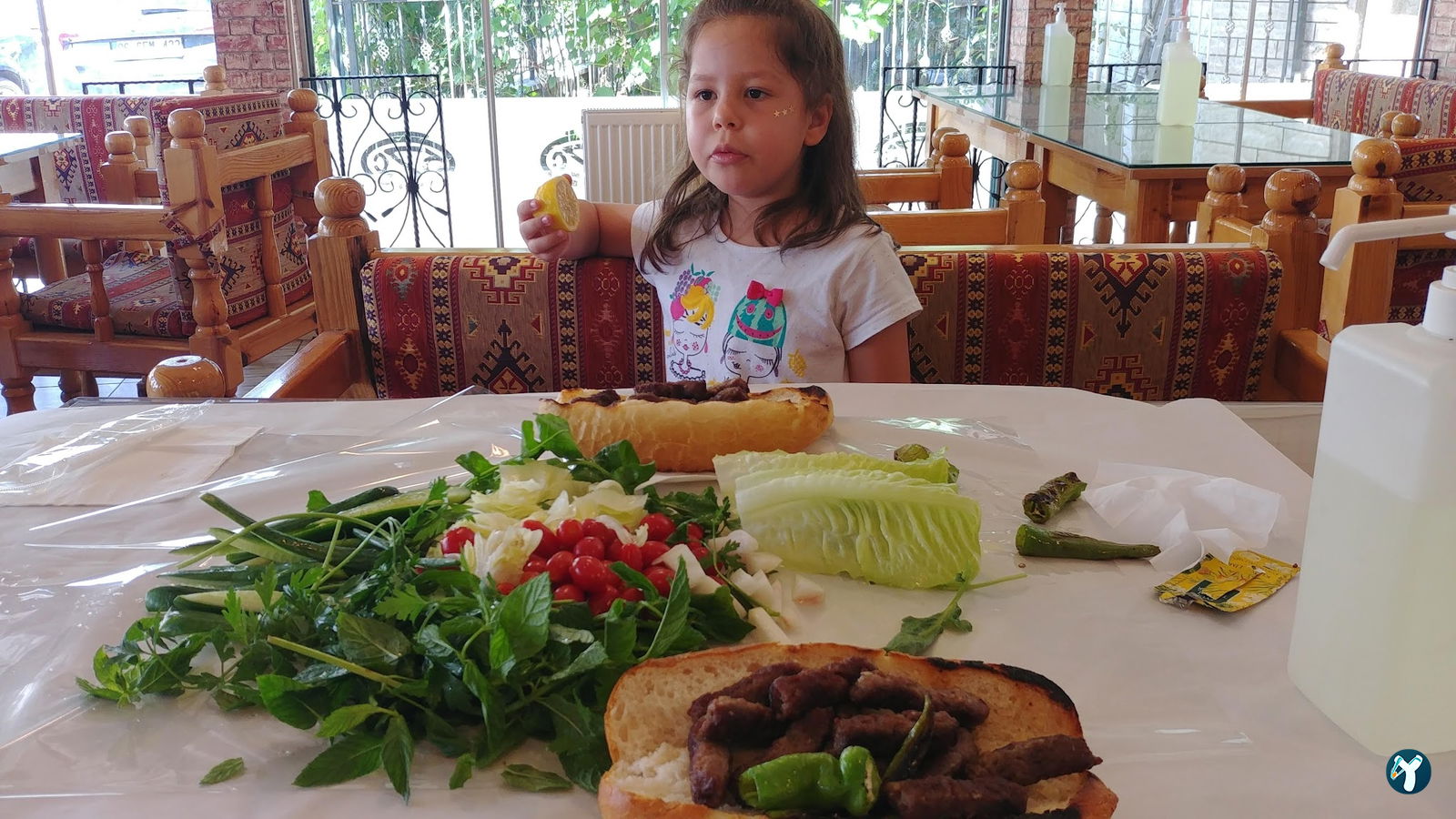 Meşhur Sanayi̇ Köfteci̇si̇