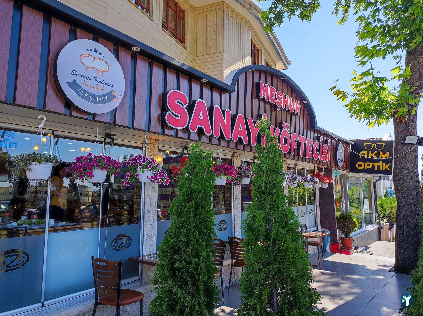 Meşhur Sanayi̇ Köfteci̇si̇
