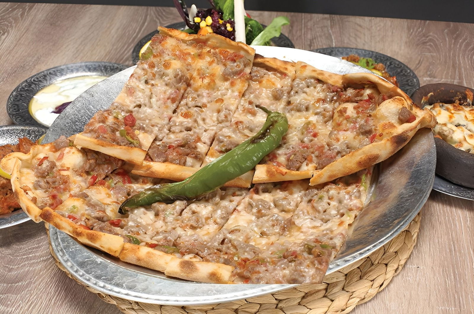 Kuşbaşılı Kaşarlı Pide