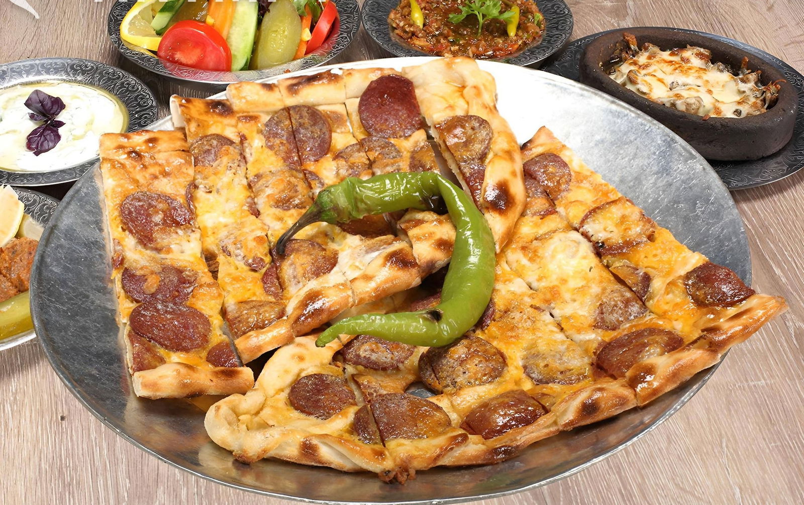 Sucuklu Pide