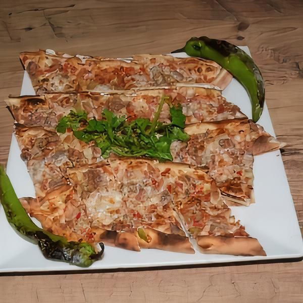 Kuşbaşılı Kaşarlı Pide