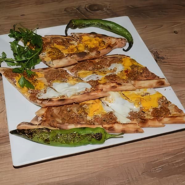 Kıymalı Yumurtalı Pide