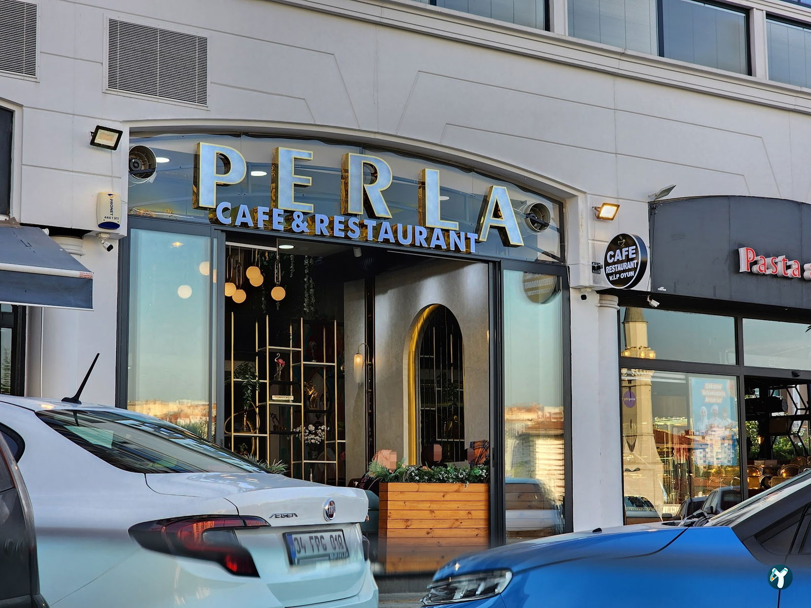 Perla Cafe Restaurant
