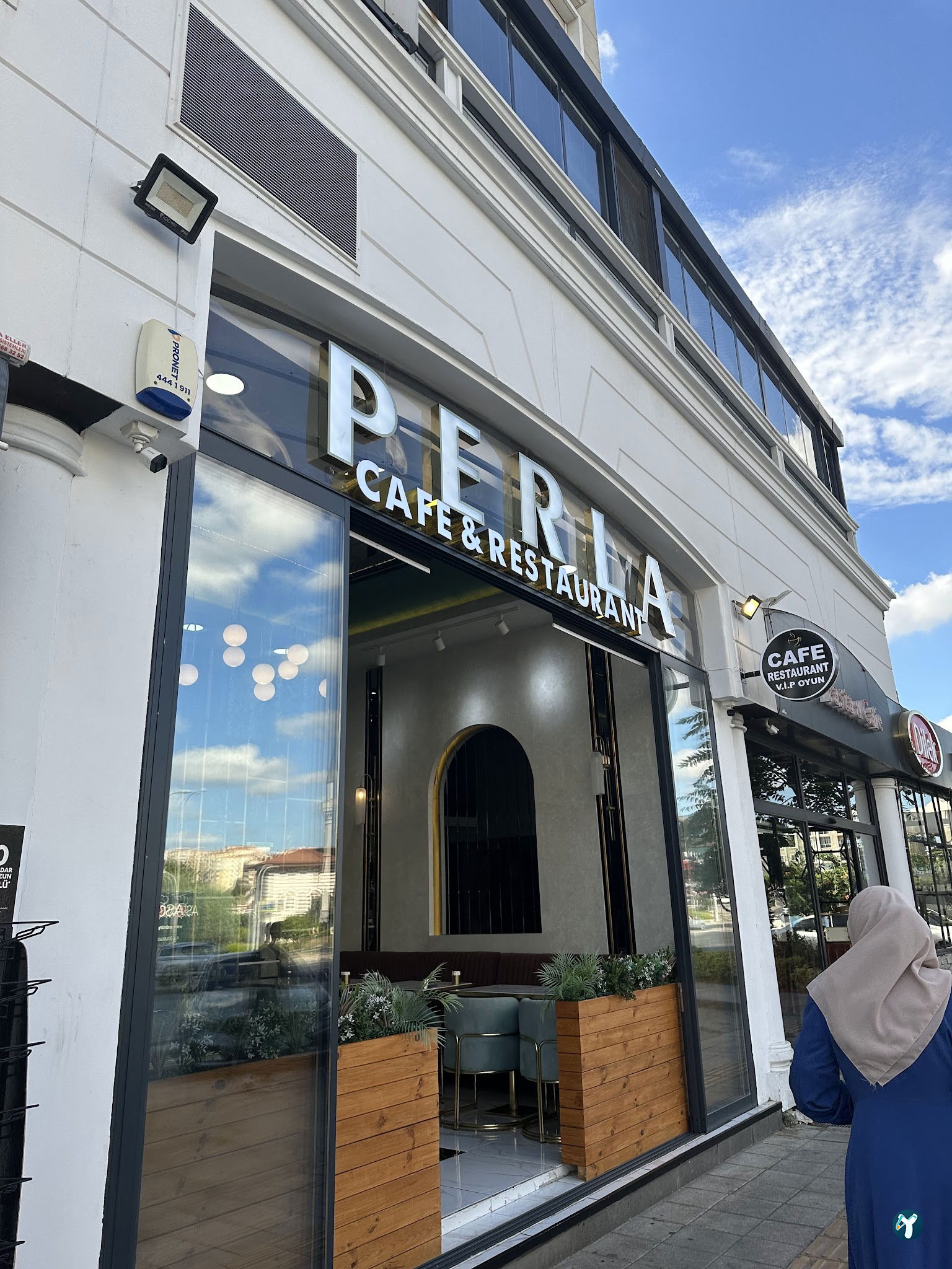 Perla Cafe Restaurant