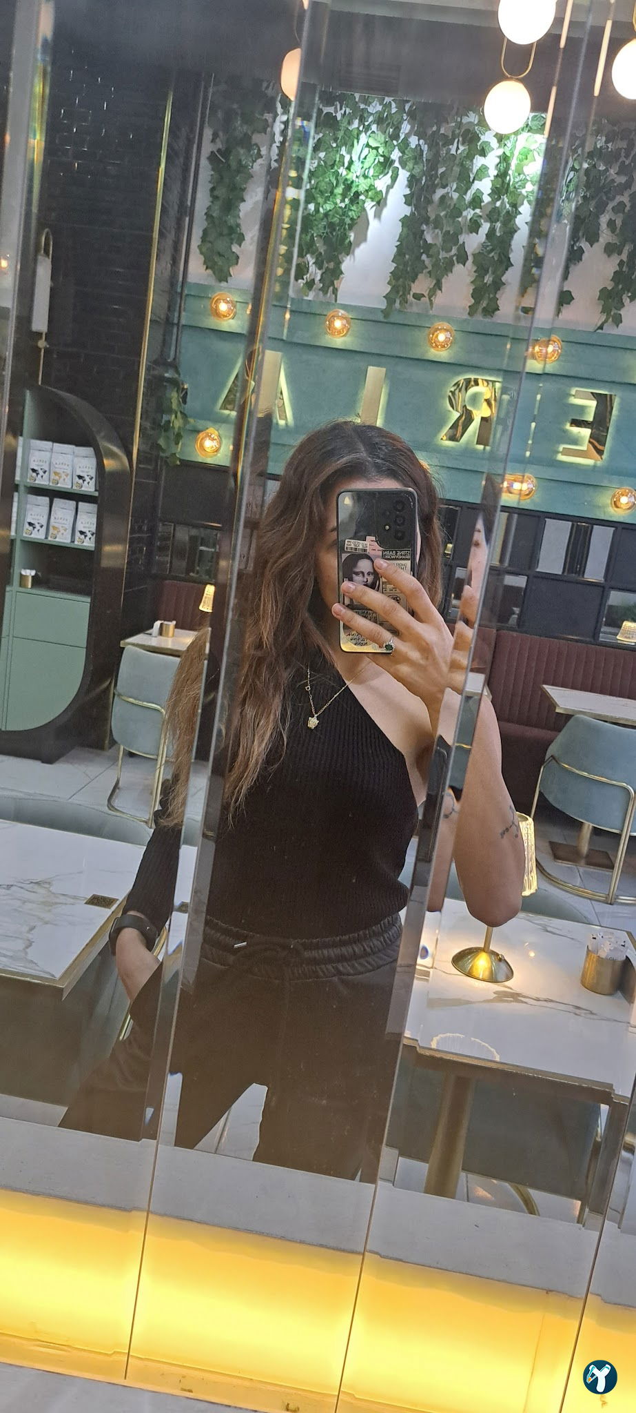Perla Cafe Restaurant