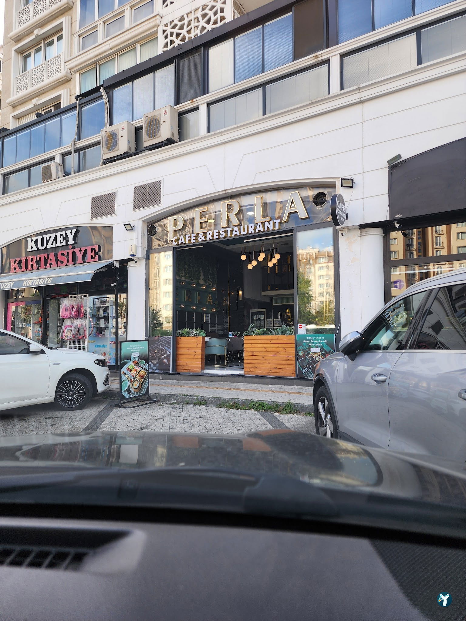Perla Cafe Restaurant