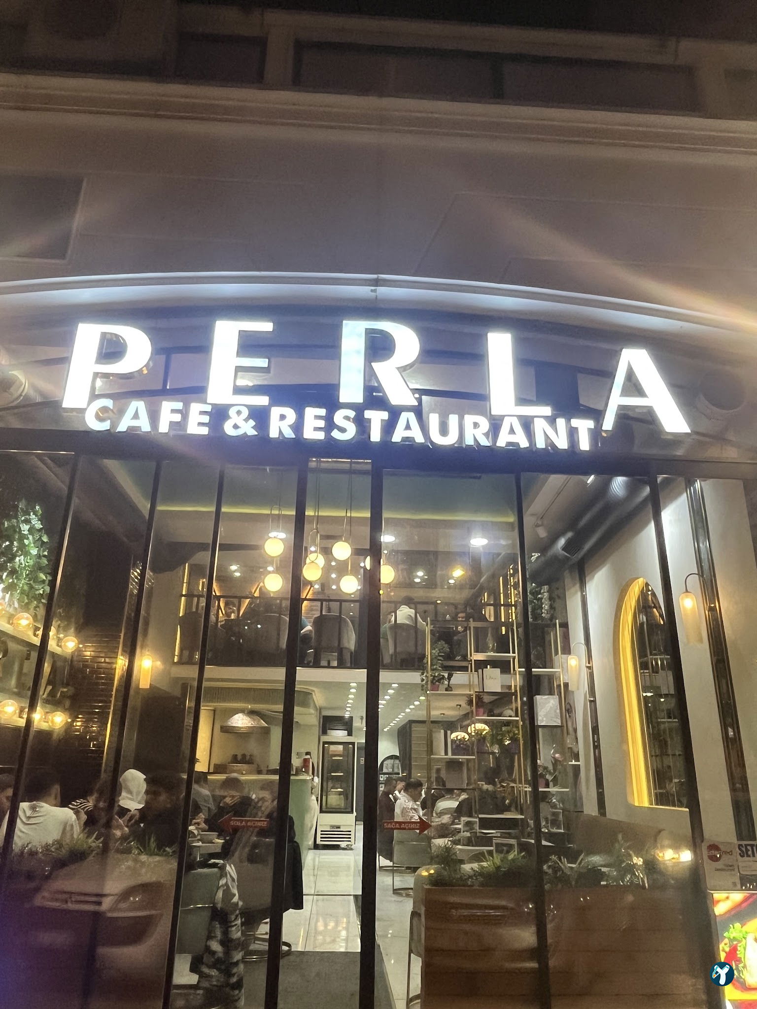 Perla Cafe Restaurant