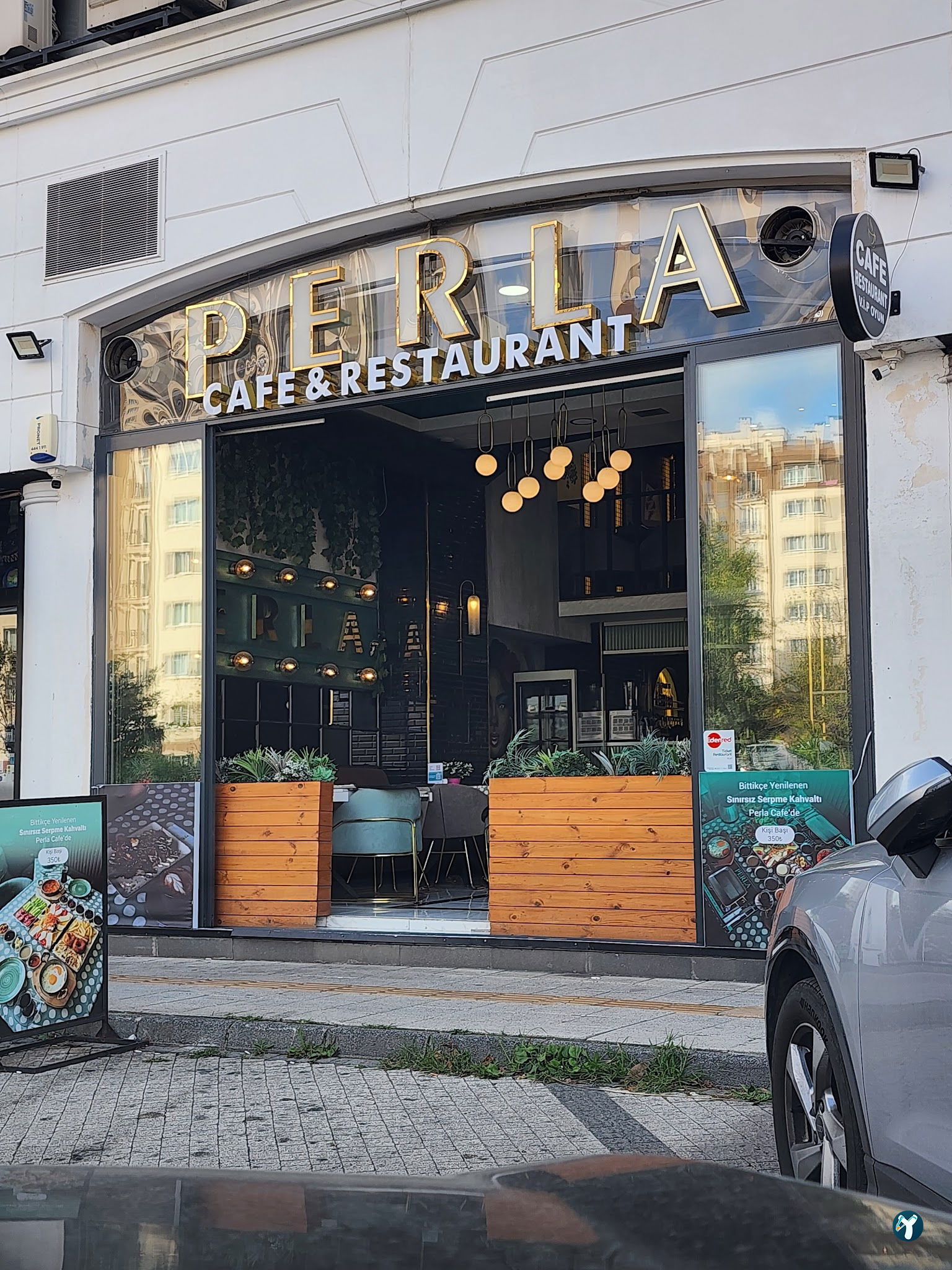 Perla Cafe Restaurant