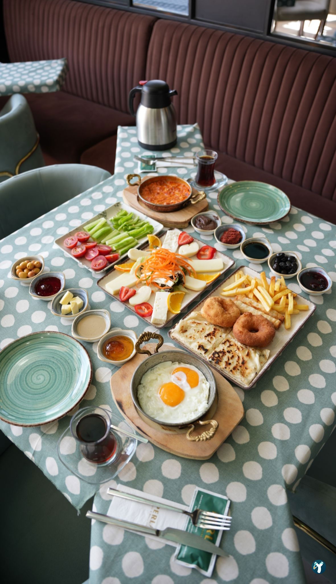 Perla Cafe Restaurant