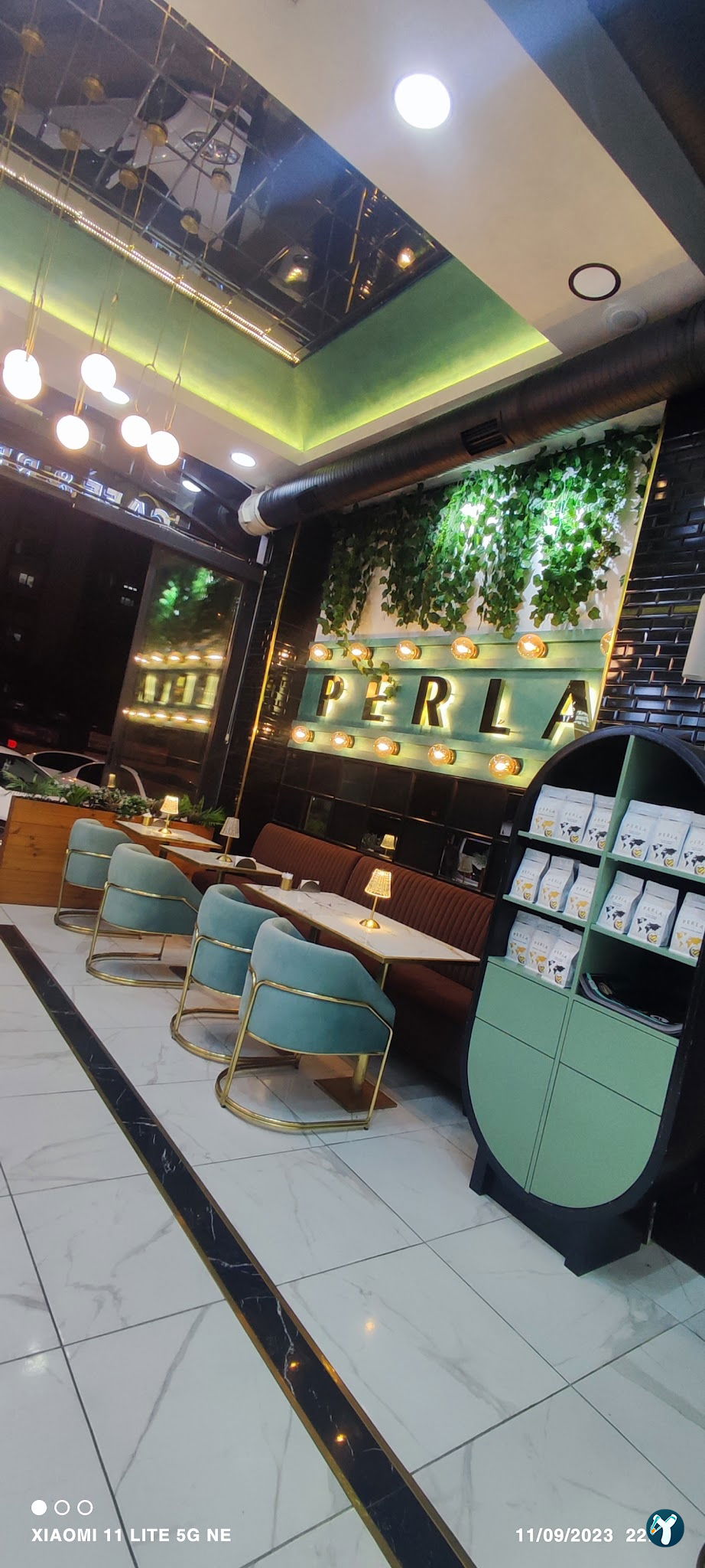 Perla Cafe Restaurant