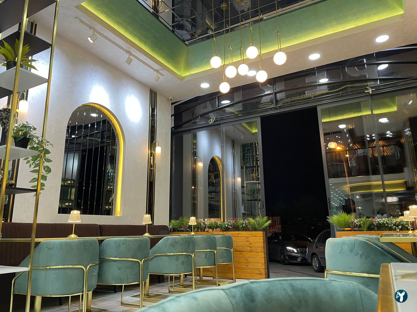 Perla Cafe Restaurant