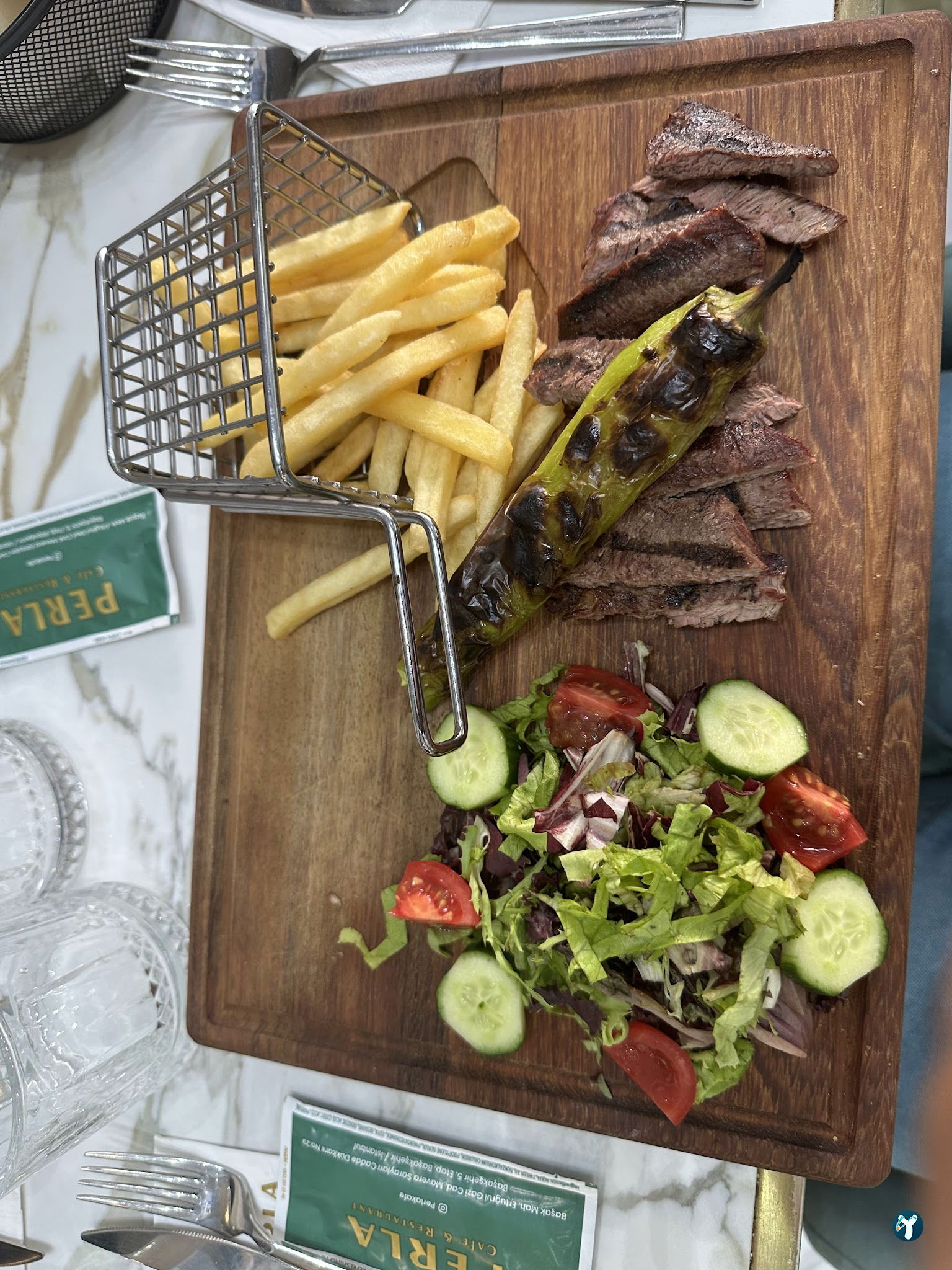 Perla Cafe Restaurant