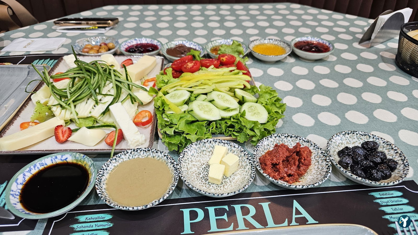 Perla Cafe Restaurant