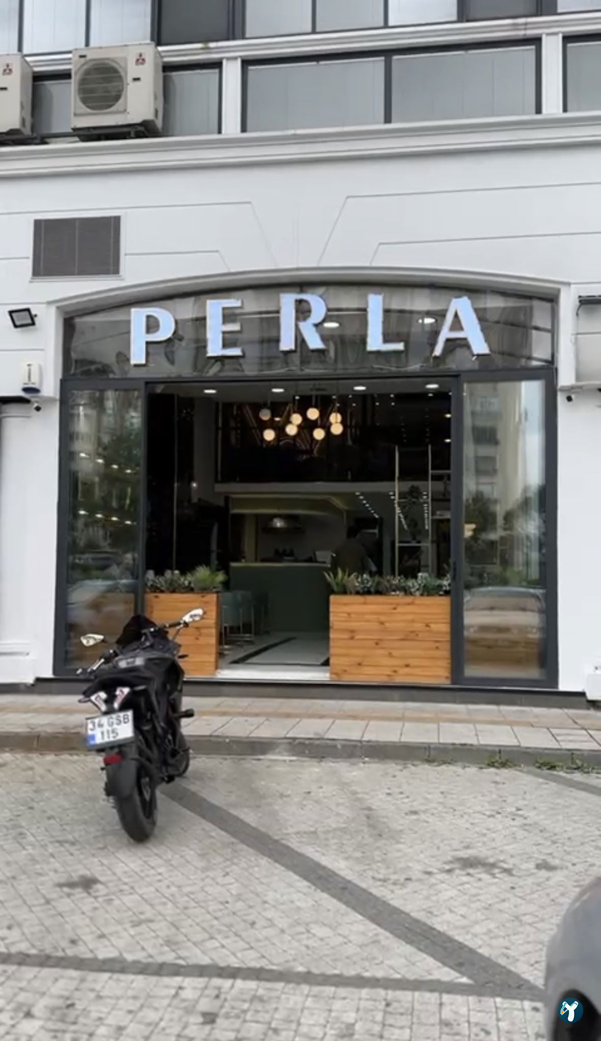 Perla Cafe Restaurant