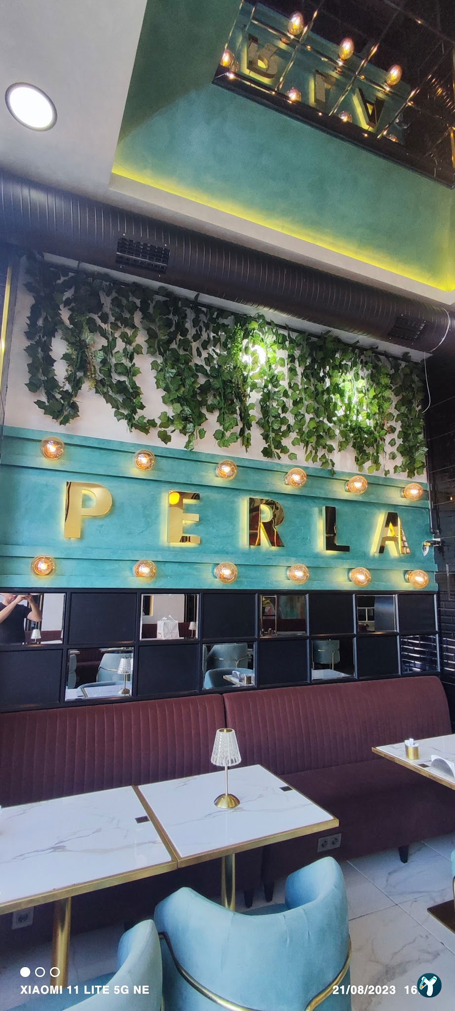 Perla Cafe Restaurant